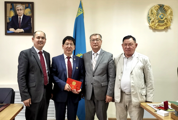 哈萨克斯坦共和国国家农业科学院副院长埃森巴伊· 伊斯拉莫夫（右二）为单卫星教授颁发外籍院士证书并合影留念_副本.jpg