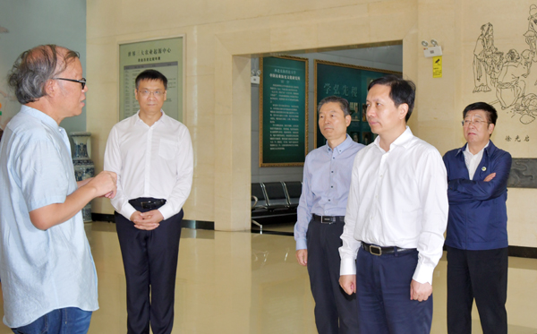 7c19cdcb461f4eea997fa1559fd1be47.jpg 陕西省代省长赵一德视察我校中国农业历史博物馆--支勇平摄影.jpg