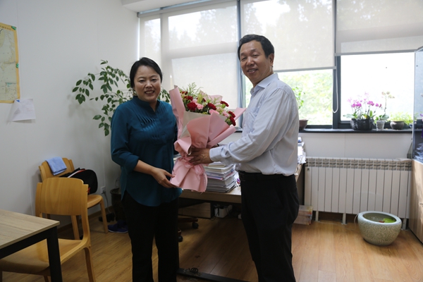 fa704a52976b4a1e88bc3f0b8331a280.jpg 校党委副书记徐养福看望慰问赵敏娟教授3_副本.jpg