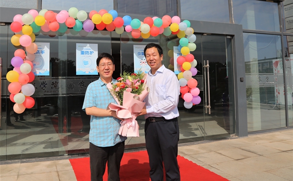 13109a10935344799cd51e981e6e8c90.jpg 校党委副书记徐养福看望问问单卫星教授5_副本.jpg