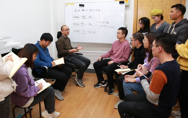 岳超研究员与团队师生在交流_副本.jpg