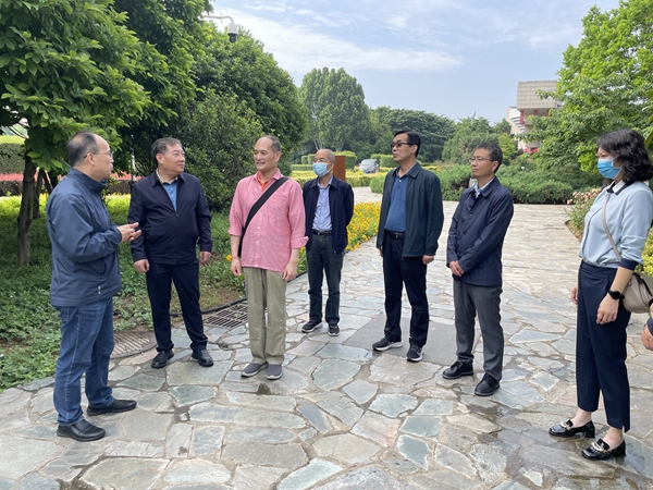 730cfbc1eb5846ed8aef4299d653e408.jpg 博览园负责人介绍相关情况_副本.jpg